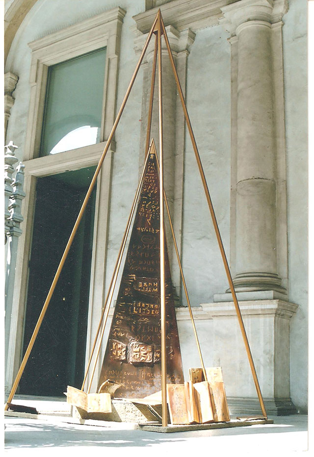 Installazione piramidale,
400 cm,
legno inciso e libri scolpiti Piazza dei Mercanti, Milano,
2005