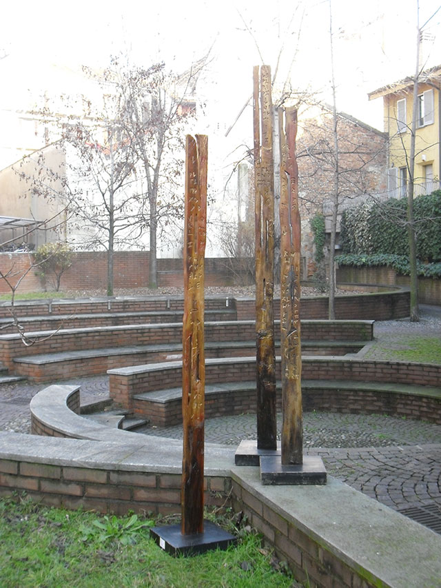 'Sculture lignee' ('wooden sculptures'), 104-148-150x10cm, 2001